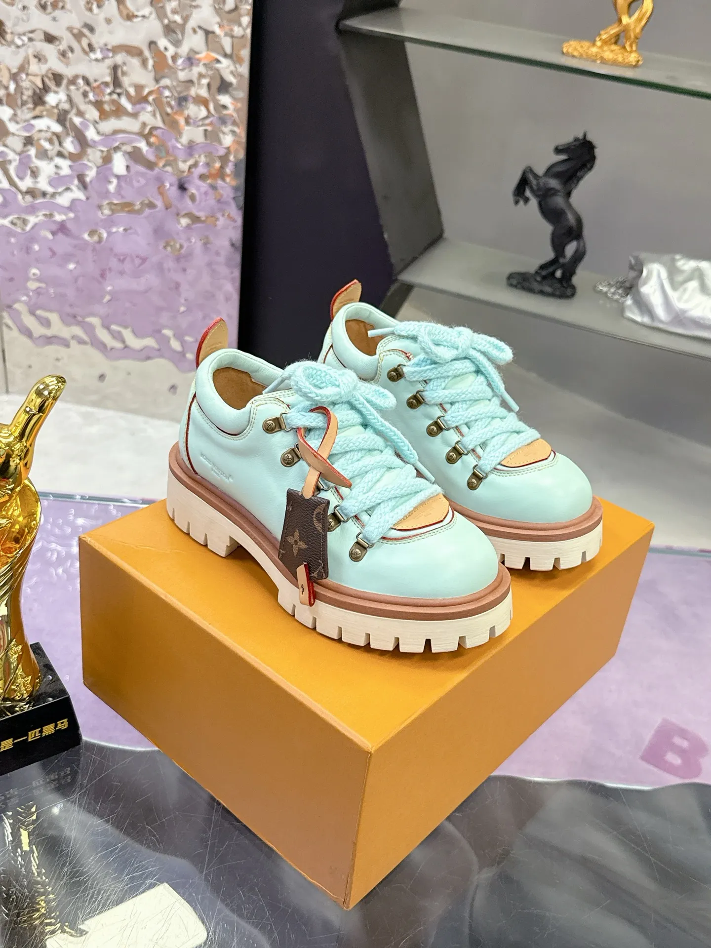 Factory price: 700💰 LV | Louis Vuitton 🧡💚2025 autumn and winter new style, top version ⚠️ The counter features the latest LV REMIX lace-up mountaineering derby shoes, new hard goods 🆕 ❥BS purchasing level! Full of high-end feel! A popular model among bloggers at home and abroad, it’s retro and fashionable, and looks stunning on your feet! Mainly recommended model on the official website★ ▪️Upper: top-quality first-layer cowhide ▪️Inner lining: imported sheepskin ▪️Outsole: original molded T men's shoes 💰U anti-slip outsole ▪️Sole height: 3.5cm ▪️Shoe size: Female 35-41 (41 customized, non-refundable) Male 39-45 (46 customized, non-refundable)
